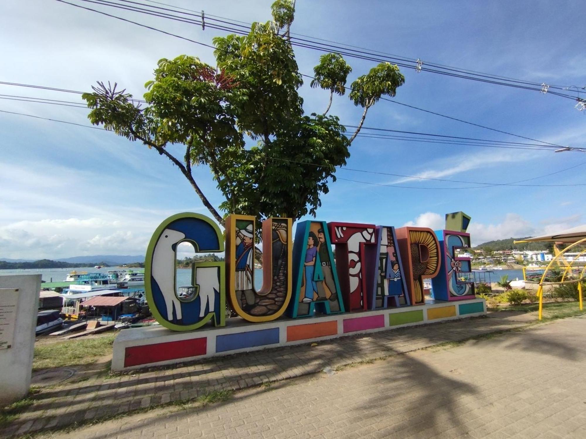 Aptos Plaza Principal, Con Y Sin Vista Al Embalse, Frente Autobus, A 8 Minutos De La Piedra Del Penol, Todo Cerca!!! Guatapé Extérieur photo